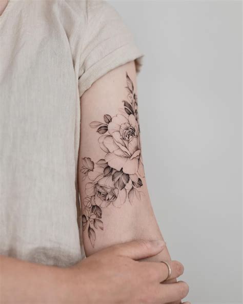 Tatuagem feminina braço  Pedrada Tatto Palace
